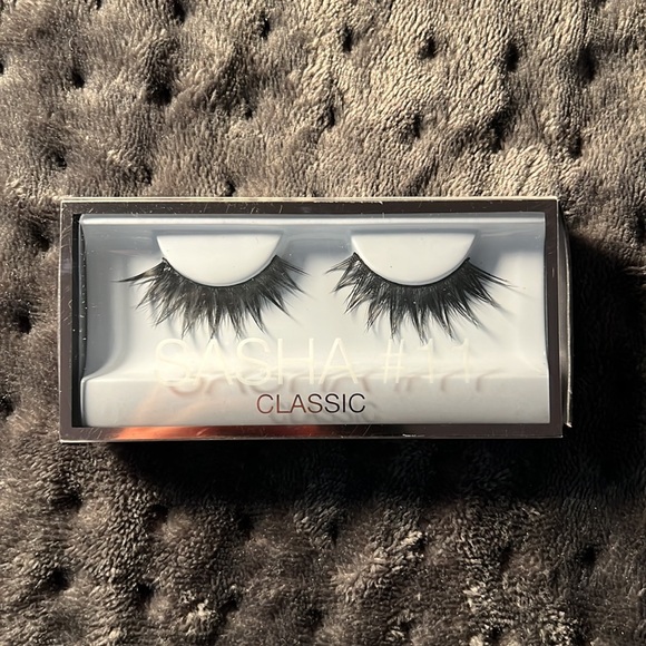 Huda Beauty - Classic False Lash - Sasha #11 Falsies False Lashes NEW - Picture 4 of 5